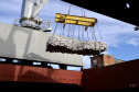 No berço 202 do Porto de Paranaguá, o navio Lady Lilly recebe uma carga inédita de gergelim em sacas. O produto nacional, que segue para exportação, é estivado direto nos cinco porões da embarcação. Em média, cada espaço vai levar cerca de 4 mil toneladas da semente, totalizando um embarque de 20 mil toneladas que têm como destino a Guatemala. - Paranaguá, 04/11/2021 - Foto: Cláudio Neves/Portos do Paraná