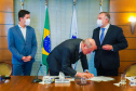 O chefe da Casa Civil do Paraná, Guto Silva, e o secretário estadual de Justiça, Família e Trabalho, Ney Leprevost, apresentaram nesta quinta-feira (4) o programa Cartão Futuro a empresários da Associação Comercial do Paraná (ACP). Foto: Guilherme Flores/Casa Civil