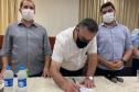 O secretário de Estado da Saúde, Beto Preto, assinou nesta sexta-feira (5) a autorização para o aumento no repasse de custeio ao Hospital Moacir Micheletto, em Assis Chateaubriand, logo após a visita na unidade. - Assis Chateaubriand, 05/11/2021 - Foto: Andressa Desyreé / Sesa