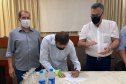 O secretário de Estado da Saúde, Beto Preto, assinou nesta sexta-feira (5) a autorização para o aumento no repasse de custeio ao Hospital Moacir Micheletto, em Assis Chateaubriand, logo após a visita na unidade. - Assis Chateaubriand, 05/11/2021 - Foto: Andressa Desyreé / Sesa