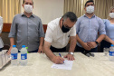 O secretário de Estado da Saúde, Beto Preto, assinou nesta sexta-feira (5) a autorização para o aumento no repasse de custeio ao Hospital Moacir Micheletto, em Assis Chateaubriand, logo após a visita na unidade. - Assis Chateaubriand, 05/11/2021 - Foto: Andressa Desyreé / Sesa