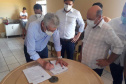Entrega de pavimentação de estrada rural e de máquinas, caminhão e equipamentos para cooperativas de agricultura familiar, inauguração de cozinha comunitária. Estas foram algumas das ações dos secretários estaduais da Agricultura e do Abastecimento, Norberto Ortigara, e do Planejamento e Projetos Estruturantes, Valdemar Bernardo Jorge, na semana passada na região do Norte Pioneiro. - Curitiba, 08/11/2021 - Foto: SEAB