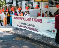 Diversas entidades da sociedade civil e várias secretarias do governo, estiveram reunidas hoje pela manhã em frente ao Palácio das Araucárias uma manifestação para celebrar o Dia Internacional de Não Violência Contra a Mulher. Foto: SEJUF