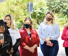 Diversas entidades da sociedade civil e várias secretarias do governo, estiveram reunidas hoje pela manhã em frente ao Palácio das Araucárias uma manifestação para celebrar o Dia Internacional de Não Violência Contra a Mulher. Foto: SEJUF