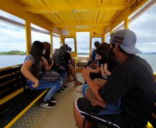 Aramis Barbosa, diretor do Colégio Estadual Ilha Rasa, em Guaraqueçaba, buscou de barco os estudantes que fizeram a prova do Saeb (Sistema Nacional de Avaliação da Educação Básica) nesta terça-feira (9). O colégio teve 100% de presença, aplicando o exame aos 23 alunos do 9º ano do Ensino Fundamental e 13 alunos do 3º ano do Ensino Médio. Foto:SEED