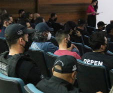 O Departamento de Polícia Penal (Deppen), por meio da Escola de Formação e Aperfeiçoamento Penitenciário (ESPEN), encerrou nesta segunda-feira (22/11) a primeira turma do Curso de Transição em Operações da Polícia Penal (CTOPP), em Curitiba. O curso objetiva promover o nivelamento dos futuros policiais penais do Estado para a ocupação fim. Na primeira turma foram 12 profissionais formados. - Curitibq, 22/11/2021 - Foto: SESP-PR