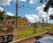 Dezesseis famílias de Guaraniaçu, na região Oeste do Paraná, receberam nesta sexta-feira (12) as chaves de suas novas moradias. Elas foram beneficiadas por um projeto de parceria do Governo do Estado com a Itaipu Binacional e a administração municipal, que recebeu pouco mais de R$ 1 milhão de investimento. - Guaraniaçu, 12/11/2021 -  Foto: Rafael Kikuti / Cohapar