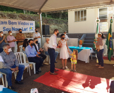Dezesseis famílias de Guaraniaçu, na região Oeste do Paraná, receberam nesta sexta-feira (12) as chaves de suas novas moradias. Elas foram beneficiadas por um projeto de parceria do Governo do Estado com a Itaipu Binacional e a administração municipal, que recebeu pouco mais de R$ 1 milhão de investimento. - Guaraniaçu, 12/11/2021 -  Foto: Rafael Kikuti / Cohapar