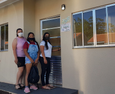 Dezesseis famílias de Guaraniaçu, na região Oeste do Paraná, receberam nesta sexta-feira (12) as chaves de suas novas moradias. Elas foram beneficiadas por um projeto de parceria do Governo do Estado com a Itaipu Binacional e a administração municipal, que recebeu pouco mais de R$ 1 milhão de investimento. - Guaraniaçu, 12/11/2021 -  Foto: Rafael Kikuti / Cohapar