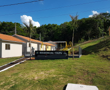 Dezesseis famílias de Guaraniaçu, na região Oeste do Paraná, receberam nesta sexta-feira (12) as chaves de suas novas moradias. Elas foram beneficiadas por um projeto de parceria do Governo do Estado com a Itaipu Binacional e a administração municipal, que recebeu pouco mais de R$ 1 milhão de investimento. - Guaraniaçu, 12/11/2021 -  Foto: Rafael Kikuti / Cohapar