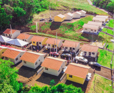 Dezesseis famílias de Guaraniaçu, na região Oeste do Paraná, receberam nesta sexta-feira (12) as chaves de suas novas moradias. Elas foram beneficiadas por um projeto de parceria do Governo do Estado com a Itaipu Binacional e a administração municipal, que recebeu pouco mais de R$ 1 milhão de investimento. - Guaraniaçu, 12/11/2021 -  Foto: Rafael Kikuti / Cohapar