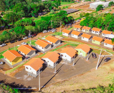 Dezesseis famílias de Guaraniaçu, na região Oeste do Paraná, receberam nesta sexta-feira (12) as chaves de suas novas moradias. Elas foram beneficiadas por um projeto de parceria do Governo do Estado com a Itaipu Binacional e a administração municipal, que recebeu pouco mais de R$ 1 milhão de investimento. - Guaraniaçu, 12/11/2021 -  Foto: Rafael Kikuti / Cohapar