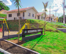 Dezesseis famílias de Guaraniaçu, na região Oeste do Paraná, receberam nesta sexta-feira (12) as chaves de suas novas moradias. Elas foram beneficiadas por um projeto de parceria do Governo do Estado com a Itaipu Binacional e a administração municipal, que recebeu pouco mais de R$ 1 milhão de investimento. - Guaraniaçu, 12/11/2021 -  Foto: Rafael Kikuti / Cohapar