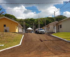 Dezesseis famílias de Guaraniaçu, na região Oeste do Paraná, receberam nesta sexta-feira (12) as chaves de suas novas moradias. Elas foram beneficiadas por um projeto de parceria do Governo do Estado com a Itaipu Binacional e a administração municipal, que recebeu pouco mais de R$ 1 milhão de investimento. - Guaraniaçu, 12/11/2021 -  Foto: Rafael Kikuti / Cohapar