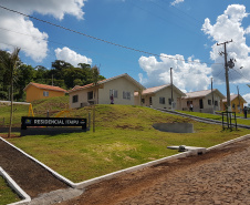 Dezesseis famílias de Guaraniaçu, na região Oeste do Paraná, receberam nesta sexta-feira (12) as chaves de suas novas moradias. Elas foram beneficiadas por um projeto de parceria do Governo do Estado com a Itaipu Binacional e a administração municipal, que recebeu pouco mais de R$ 1 milhão de investimento. - Guaraniaçu, 12/11/2021 -  Foto: Rafael Kikuti / Cohapar