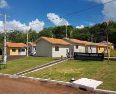 Dezesseis famílias de Guaraniaçu, na região Oeste do Paraná, receberam nesta sexta-feira (12) as chaves de suas novas moradias. Elas foram beneficiadas por um projeto de parceria do Governo do Estado com a Itaipu Binacional e a administração municipal, que recebeu pouco mais de R$ 1 milhão de investimento. - Guaraniaçu, 12/11/2021 -  Foto: Rafael Kikuti / Cohapar