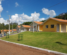 Dezesseis famílias de Guaraniaçu, na região Oeste do Paraná, receberam nesta sexta-feira (12) as chaves de suas novas moradias. Elas foram beneficiadas por um projeto de parceria do Governo do Estado com a Itaipu Binacional e a administração municipal, que recebeu pouco mais de R$ 1 milhão de investimento. - Guaraniaçu, 12/11/2021 -  Foto: Rafael Kikuti / Cohapar