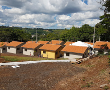 Dezesseis famílias de Guaraniaçu, na região Oeste do Paraná, receberam nesta sexta-feira (12) as chaves de suas novas moradias. Elas foram beneficiadas por um projeto de parceria do Governo do Estado com a Itaipu Binacional e a administração municipal, que recebeu pouco mais de R$ 1 milhão de investimento. - Guaraniaçu, 12/11/2021 -  Foto: Rafael Kikuti / Cohapar