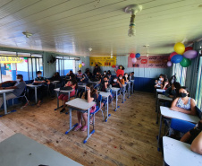 Aramis Barbosa, diretor do Colégio Estadual Ilha Rasa, em Guaraqueçaba, buscou de barco os estudantes que fizeram a prova do Saeb (Sistema Nacional de Avaliação da Educação Básica) nesta terça-feira (9). O colégio teve 100% de presença, aplicando o exame aos 23 alunos do 9º ano do Ensino Fundamental e 13 alunos do 3º ano do Ensino Médio. Foto:SEED