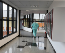 Pela primeira vez em mais de um ano, nenhum óbito é registrado no Paraná em decorrência da Covid-19 - Na foto, imagem ilustrativa da UTI COVID - Hospital Trabalhador em Curitiba - 14/11/2021 - Foto: Geraldo Bubniak/AEN