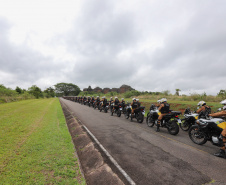 O governador Carlos Massa Ratinho Junior e o Secretário da Segurança Pública, Romulo Marinho Soares, entregam nesta sexta-feira (19), à Polícia Militar do Paraná 155 novas motocicletas, modelo BMW, que incluem capacetes, EPIs e rádios comunicadores, no Parque Estadual Vila Velha, em Ponta Grossa.19/11/2021 - Foto: Jonathan Campos