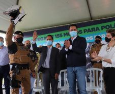 O governador Carlos Massa Ratinho Junior e o Secretário da Segurança Pública, Romulo Marinho Soares, entregam nesta sexta-feira (19), à Polícia Militar do Paraná 155 novas motocicletas, modelo BMW, que incluem capacetes, EPIs e rádios comunicadores, no Parque Estadual Vila Velha, em Ponta Grossa.19/11/2021 - Foto: Jonathan Campos