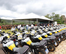 O governador Carlos Massa Ratinho Junior e o Secretário da Segurança Pública, Romulo Marinho Soares, entregam nesta sexta-feira (19), à Polícia Militar do Paraná 155 novas motocicletas, modelo BMW, que incluem capacetes, EPIs e rádios comunicadores, no Parque Estadual Vila Velha, em Ponta Grossa.19/11/2021 - Foto: Jonathan Campos