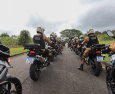 O governador Carlos Massa Ratinho Junior e o Secretário da Segurança Pública, Romulo Marinho Soares, entregam nesta sexta-feira (19), à Polícia Militar do Paraná 155 novas motocicletas, modelo BMW, que incluem capacetes, EPIs e rádios comunicadores, no Parque Estadual Vila Velha, em Ponta Grossa.19/11/2021 - Foto: Jonathan Campos