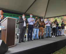 O governador Carlos Massa Ratinho Junior e o Secretário da Segurança Pública, Romulo Marinho Soares, entregam nesta sexta-feira (19), à Polícia Militar do Paraná 155 novas motocicletas, modelo BMW, que incluem capacetes, EPIs e rádios comunicadores, no Parque Estadual Vila Velha, em Ponta Grossa.19/11/2021 - Foto: Jonathan Campos