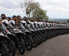 O governador Carlos Massa Ratinho Junior e o Secretário da Segurança Pública, Romulo Marinho Soares, entregam nesta sexta-feira (19), à Polícia Militar do Paraná 155 novas motocicletas, modelo BMW, que incluem capacetes, EPIs e rádios comunicadores, no Parque Estadual Vila Velha, em Ponta Grossa.19/11/2021 - Foto: Jonathan Campos