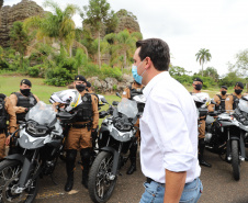 O governador Carlos Massa Ratinho Junior e o Secretário da Segurança Pública, Romulo Marinho Soares, entregam nesta sexta-feira (19), à Polícia Militar do Paraná 155 novas motocicletas, modelo BMW, que incluem capacetes, EPIs e rádios comunicadores, no Parque Estadual Vila Velha, em Ponta Grossa.19/11/2021 - Foto: Jonathan Campos