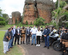 O governador Carlos Massa Ratinho Junior e o Secretário da Segurança Pública, Romulo Marinho Soares, entregam nesta sexta-feira (19), à Polícia Militar do Paraná 155 novas motocicletas, modelo BMW, que incluem capacetes, EPIs e rádios comunicadores, no Parque Estadual Vila Velha, em Ponta Grossa.19/11/2021 - Foto: Jonathan Campos