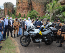 O governador Carlos Massa Ratinho Junior e o Secretário da Segurança Pública, Romulo Marinho Soares, entregam nesta sexta-feira (19), à Polícia Militar do Paraná 155 novas motocicletas, modelo BMW, que incluem capacetes, EPIs e rádios comunicadores, no Parque Estadual Vila Velha, em Ponta Grossa.19/11/2021 - Foto: Jonathan Campos