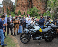 O governador Carlos Massa Ratinho Junior e o Secretário da Segurança Pública, Romulo Marinho Soares, entregam nesta sexta-feira (19), à Polícia Militar do Paraná 155 novas motocicletas, modelo BMW, que incluem capacetes, EPIs e rádios comunicadores, no Parque Estadual Vila Velha, em Ponta Grossa.19/11/2021 - Foto: Jonathan Campos