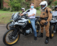 O governador Carlos Massa Ratinho Junior e o Secretário da Segurança Pública, Romulo Marinho Soares, entregam nesta sexta-feira (19), à Polícia Militar do Paraná 155 novas motocicletas, modelo BMW, que incluem capacetes, EPIs e rádios comunicadores, no Parque Estadual Vila Velha, em Ponta Grossa.19/11/2021 - Foto: Jonathan Campos