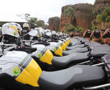 O governador Carlos Massa Ratinho Junior e o Secretário da Segurança Pública, Romulo Marinho Soares, entregam nesta sexta-feira (19), à Polícia Militar do Paraná 155 novas motocicletas, modelo BMW, que incluem capacetes, EPIs e rádios comunicadores, no Parque Estadual Vila Velha, em Ponta Grossa.19/11/2021 - Foto: Jonathan Campos