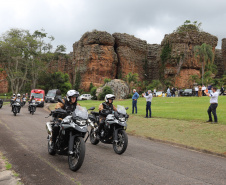 O governador Carlos Massa Ratinho Junior e o Secretário da Segurança Pública, Romulo Marinho Soares, entregam nesta sexta-feira (19), à Polícia Militar do Paraná 155 novas motocicletas, modelo BMW, que incluem capacetes, EPIs e rádios comunicadores, no Parque Estadual Vila Velha, em Ponta Grossa.19/11/2021 - Foto: Jonathan Campos