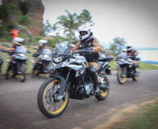 O governador Carlos Massa Ratinho Junior e o Secretário da Segurança Pública, Romulo Marinho Soares, entregam nesta sexta-feira (19), à Polícia Militar do Paraná 155 novas motocicletas, modelo BMW, que incluem capacetes, EPIs e rádios comunicadores, no Parque Estadual Vila Velha, em Ponta Grossa.19/11/2021 - Foto: Jonathan Campos