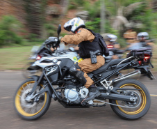 O governador Carlos Massa Ratinho Junior e o Secretário da Segurança Pública, Romulo Marinho Soares, entregam nesta sexta-feira (19), à Polícia Militar do Paraná 155 novas motocicletas, modelo BMW, que incluem capacetes, EPIs e rádios comunicadores, no Parque Estadual Vila Velha, em Ponta Grossa.19/11/2021 - Foto: Jonathan Campos