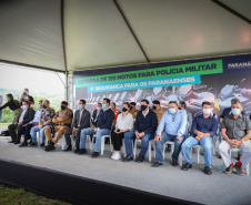 O governador Carlos Massa Ratinho Junior e o Secretário da Segurança Pública, Romulo Marinho Soares, entregam nesta sexta-feira (19), à Polícia Militar do Paraná 155 novas motocicletas, modelo BMW, que incluem capacetes, EPIs e rádios comunicadores, no Parque Estadual Vila Velha, em Ponta Grossa.19/11/2021 - Foto: Jonathan Campos