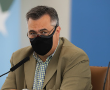 O governador Carlos Massa Ratinho Junior e secretários de Estado apresentam nesta sexta-feira (26), em conjunto com a Polícia Rodoviária Federal, detalhes do plano de operação para o fim da concessão das rodovias paranaenses, que ocorre neste final de semana. Na foto Secretario de Estado da Saude, Beto Preto - 26/11/2021 - Foto: Geraldo Bubniak/AEN