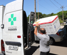 Distribuição das vacinas para regionais de saúde no Cemepar - Curitiba, 30/11/2021