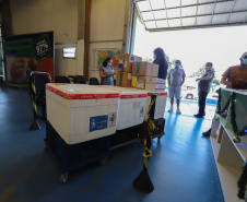 Distribuição das vacinas para regionais de saúde no Cemepar - Curitiba, 30/11/2021