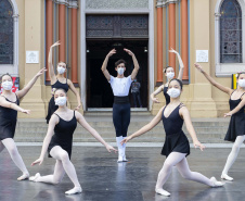 Escola de Dança Teatro Guaíra se apresenta na Praça Santos Andrade nesta sexta. Foto: Maringas Maciel/CCTG