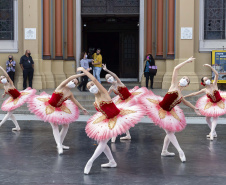 Escola de Dança Teatro Guaíra se apresenta na Praça Santos Andrade nesta sexta. Foto: Maringas Maciel/CCTG