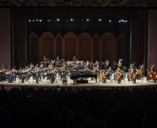 Orquestra Sinfônica do Paraná reencontra o público no grande auditório do Teatro Guaíra