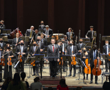 Orquestra Sinfônica do Paraná reencontra o público no grande auditório do Teatro Guaíra