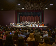 Orquestra Sinfônica do Paraná reencontra o público no grande auditório do Teatro Guaíra