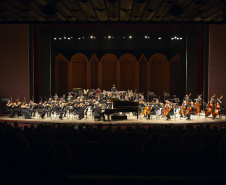 Orquestra Sinfônica do Paraná reencontra o público no grande auditório do Teatro Guaíra