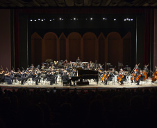 Orquestra Sinfônica do Paraná reencontra o público no grande auditório do Teatro Guaíra